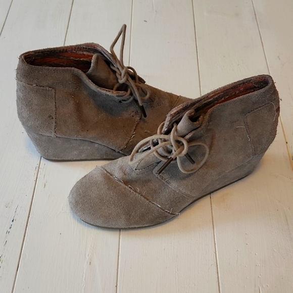 TOMS Wedge Booties Tan Taupe Suede Lace-up Ankle Sz 8.5 - Picture 2 of 5